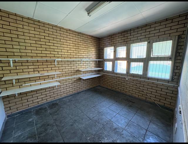 1,100M² WAREHOUSE FOR SALE IN ROBERTVILLE